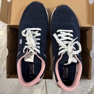 TOMS Wyndon Sneaker Casual Athletic Shoes 9.5 EUC w/box